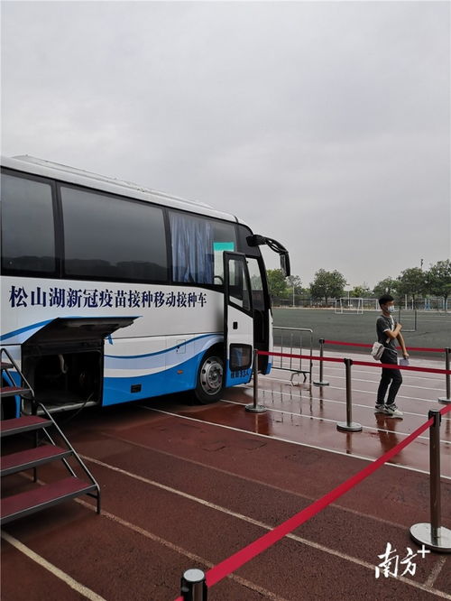 東莞啟用移動疫苗車與移動CT車，開啟高效便民健康服務新模式